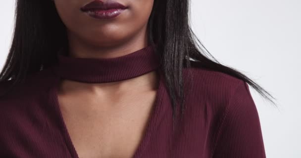 Menina negra bonita posando vídeo — Vídeo de Stock