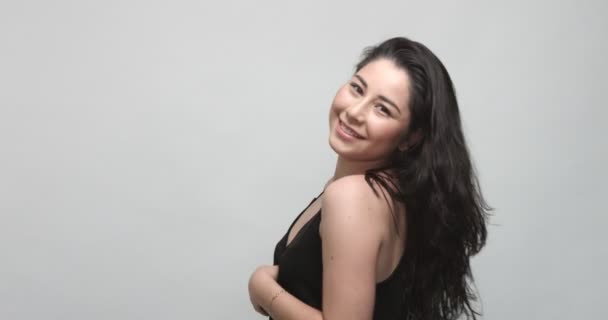 Fiducioso sorridente latina video — Video Stock