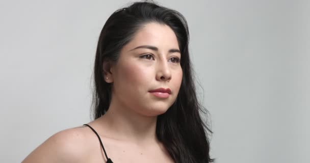 Vertrouwen lachende latina video — Stockvideo