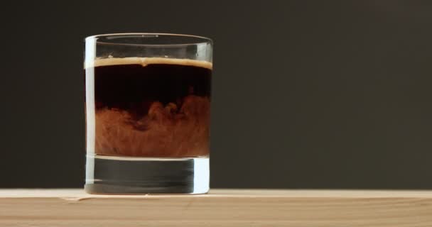 Сварка кофе с молочным видео — стоковое видео
