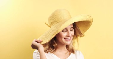 Gülümseyen sarışın kadın şapkası