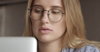 Çalışma Office co güzel genç profesyonel bir şey onu laptop üzerinde okuma