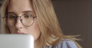 Çalışma Office co güzel genç profesyonel bir şey onu laptop üzerinde okuma