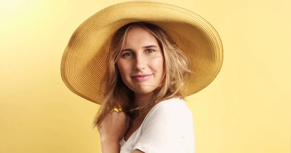 Femme blonde souriante portant un chapeau — Photo