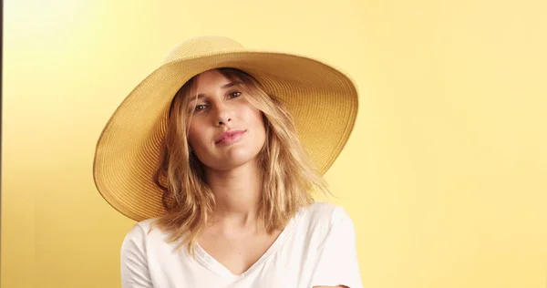 Femme blonde souriante portant un chapeau — Photo