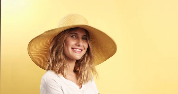 Mujer rubia sonriente usando sombrero — Foto de Stock