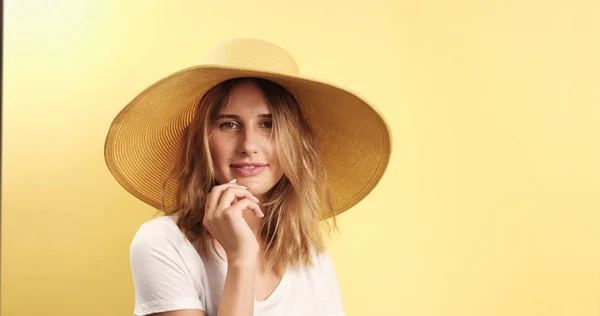 Gülümseyen sarışın kadın şapkası — Stok fotoğraf