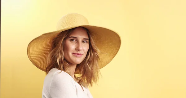 Mujer rubia sonriente usando sombrero —  Fotos de Stock