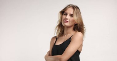 Güzel sarışın siyah olmalı içinde