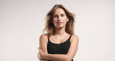 Güzel sarışın siyah olmalı içinde