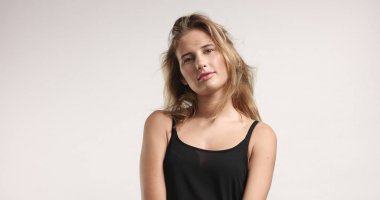 Güzel sarışın siyah olmalı içinde