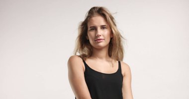 Güzel sarışın siyah olmalı içinde