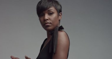 Dans ve video poz muhteşem siyah genç kadın