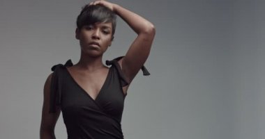 Dans ve video poz muhteşem siyah genç kadın