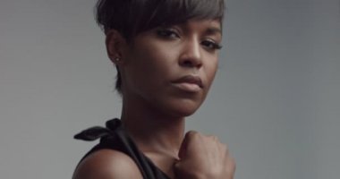 Dans ve video poz muhteşem siyah genç kadın