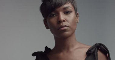 Dans ve video poz muhteşem siyah genç kadın