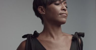 Dans ve video poz muhteşem siyah genç kadın