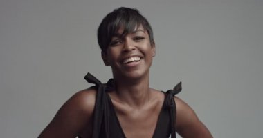 Dans ve video poz muhteşem siyah genç kadın