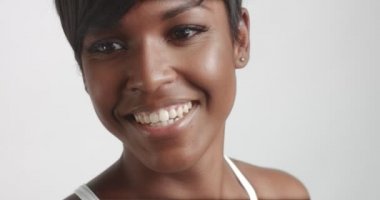 Dans ve video poz muhteşem siyah genç kadın