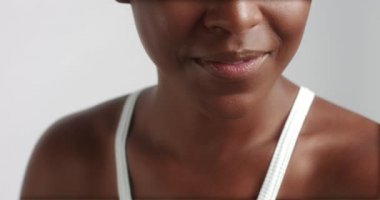 Dans ve video poz muhteşem siyah genç kadın