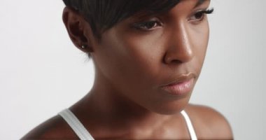 Dans ve video poz muhteşem siyah genç kadın