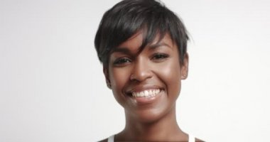 Dans ve video poz muhteşem siyah genç kadın