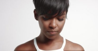 Dans ve video poz muhteşem siyah genç kadın