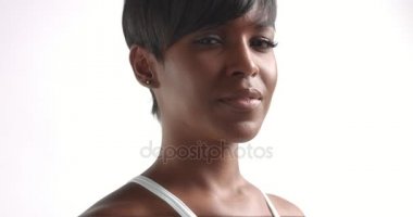 Dans ve video poz muhteşem siyah genç kadın