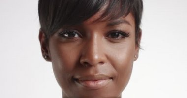 Dans ve video poz muhteşem siyah genç kadın