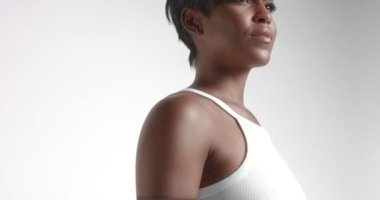 Dans ve video poz muhteşem siyah genç kadın