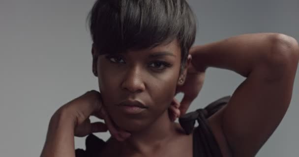 Underbara svart ung kvinna dans och poserar video — Stockvideo