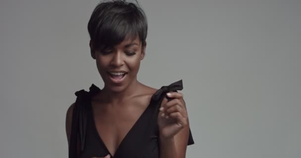 Wunderschöne schwarze junge Frau tanzt und posiert Video — Stockvideo