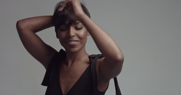 ゴージャスな黒若い女性ダンスとポージング動画 — ストック動画