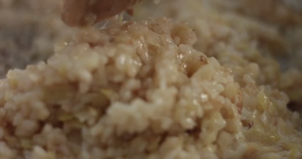 Cozinhar alho-porro e risoto de parmesão vídeo — Vídeo de Stock