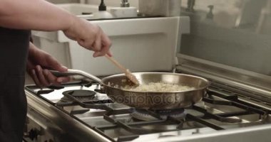 Pırasa ve parmesan risotto video pişirme