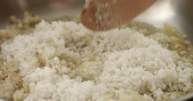 Pırasa ve parmesan risotto video pişirme