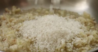 Pırasa ve parmesan risotto video pişirme