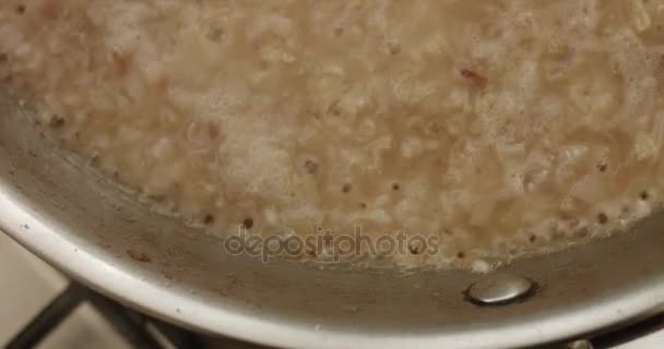 Cozinhar alho-porro e risoto de parmesão vídeo — Vídeo de Stock