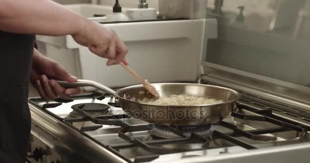 Matlagning purjolök och parmesan risotto video — Stockvideo