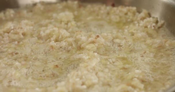 Matlagning purjolök och parmesan risotto video — Stockvideo