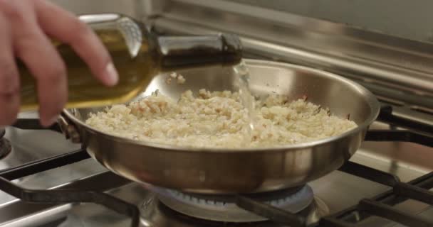 Matlagning purjolök och parmesan risotto video — Stockvideo