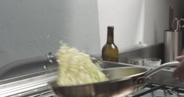 Puerros de cocina y risotto parmesano video — Vídeo de stock