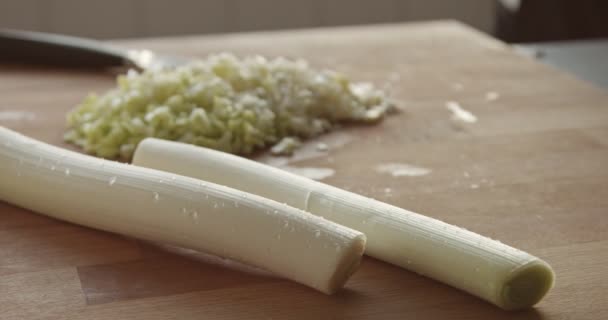 Matlagning purjolök och parmesan risotto video — Stockvideo