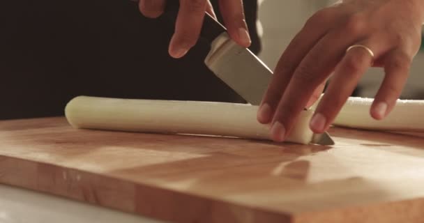 Puerros de cocina y risotto parmesano video — Vídeo de stock