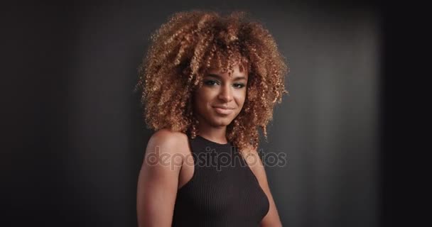 Pretty black girl with big hair posing video — Stock Video