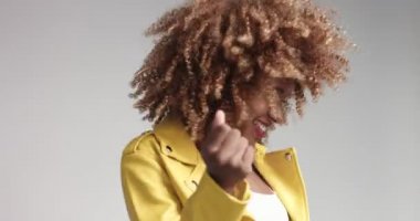 Video poz kabarık saçlı güzel zenci kız