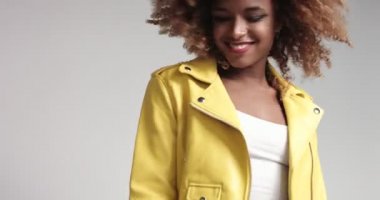 Video poz kabarık saçlı güzel zenci kız