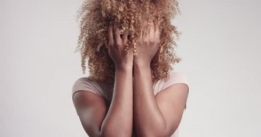 Video poz kabarık saçlı güzel zenci kız