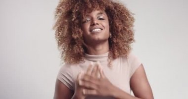 Video poz kabarık saçlı güzel zenci kız