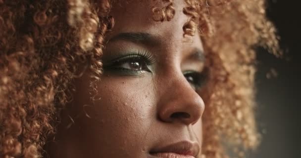 Λίγο μαύρο κορίτσι με μεγάλα μαλλιά ποζάρει βίντεο — Αρχείο Βίντεο